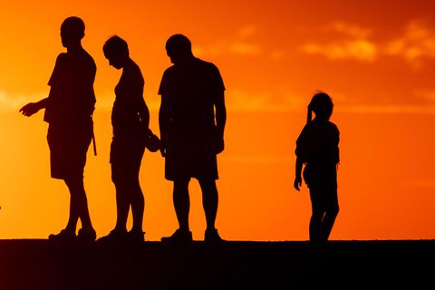 Krebs-Risiko: Menschen stehen auf der Halde Norddeutschland vor der untergehenden Sonne zusammen