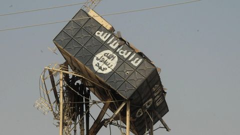 Ein zerstörter Wasserturm mit der Flagge des Islamischen Staats (IS) im Irak