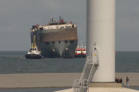 Video: Freemantle Highway: Beschädigter Frachter sicher im Hafen angekommen