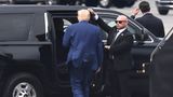 Donald Trump steigt in einen Wagen