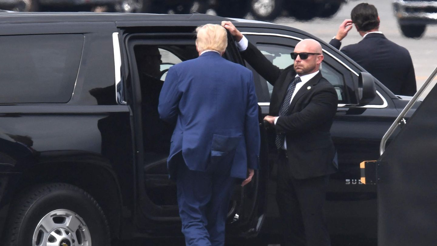 Donald Trump steigt in einen Wagen