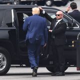 Donald Trump steigt in einen Wagen