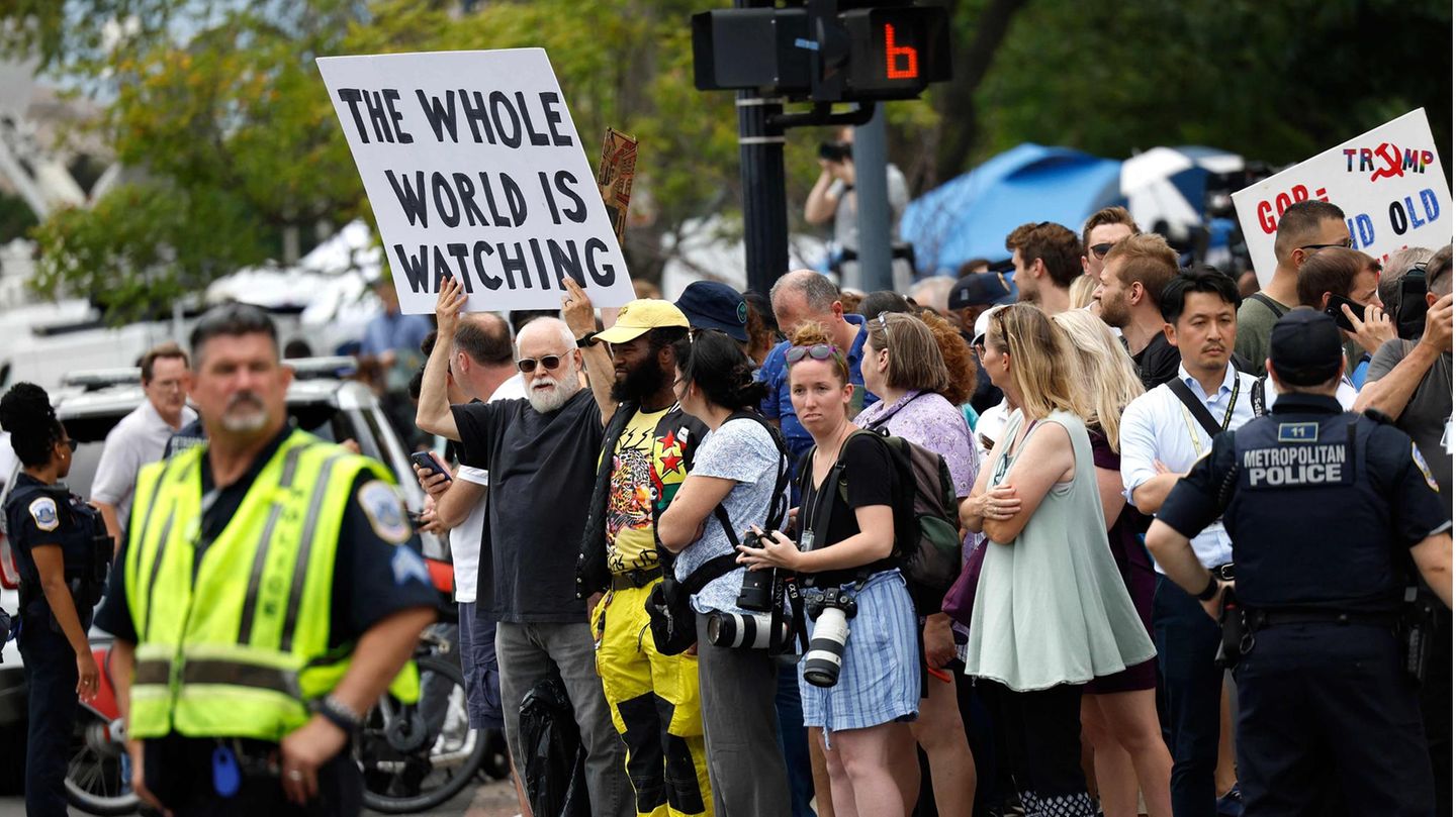 "Die ganze Welt sieht zu" – damit dürfte ein Beobachter vor dem Gerichtsgebäude nicht ganz falsch liegen "Die ganze Welt sieht zu" – damit dürfte ein Beobachter vor dem Gerichtsgebäude nicht ganz falsch liegen