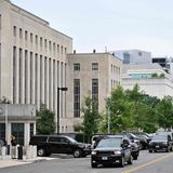 Nach dem Ende der Anklageverlesung verschwand der 77-Jährige zügig und fuhr mit seiner Autokolonne zurück zum Flughafen.