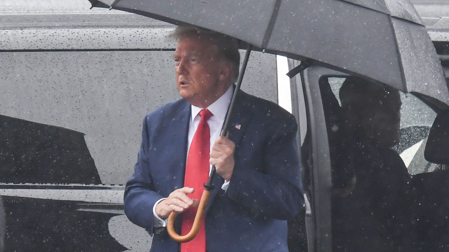Vor seiner Rückreise nach Florida wandte sich der Kandidat für die Präsidentschaftswahlen 2024 im Regen noch an die Presse. Vor seiner Rückreise nach Florida wandte sich der Kandidat für die Präsidentschaftswahlen 2024 im Regen noch an die Presse.