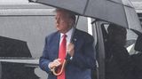 Vor seiner Rückreise nach Florida wandte sich der Kandidat für die Präsidentschaftswahlen 2024 im Regen noch an die Presse.