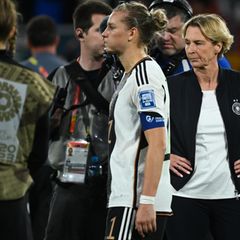 Bundestrainerin Martin Voss-Tecklenburg (r.) und Kapitänin Alexandra Popp nach dem frühen WM-Aus des DFB-Teams