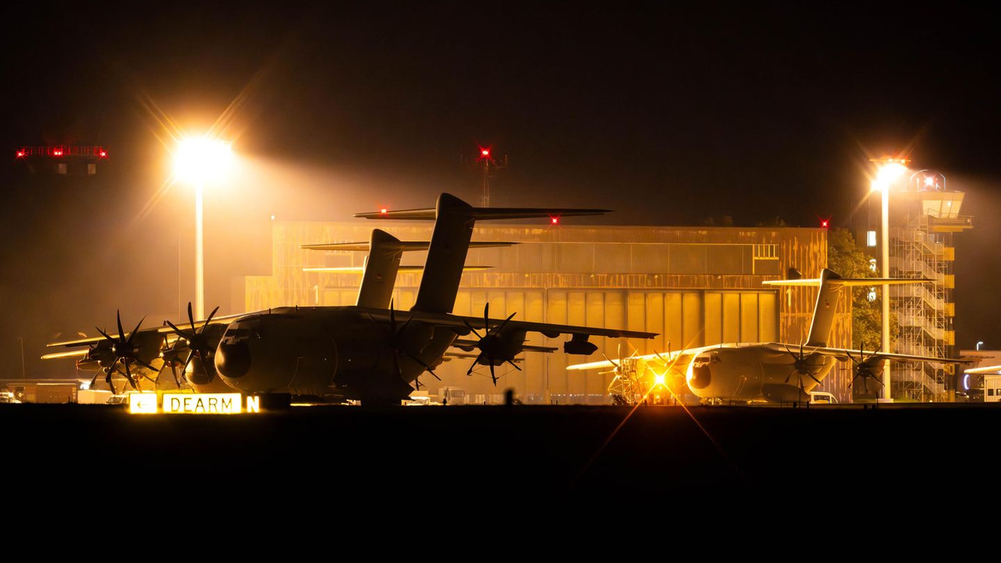Ein Bundeswehr-Transportflugzeug vom Typ A400M brachte die Menschen nach Wunstorf in Niedersachsen