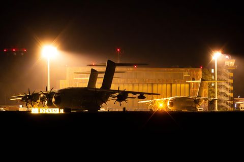 Ein Bundeswehr-Transportflugzeug vom Typ A400M brachte die Menschen nach Wunstorf in Niedersachsen