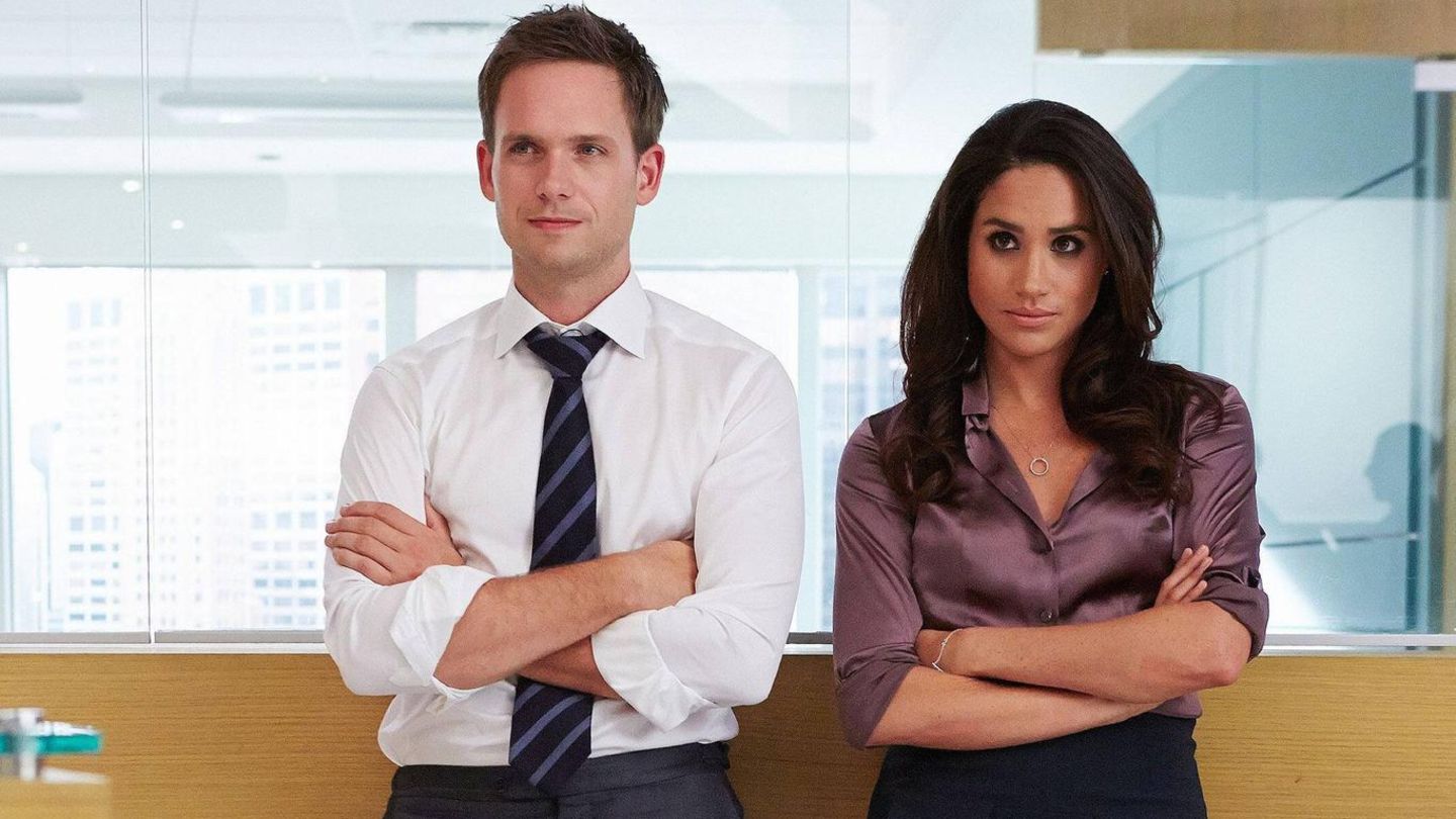 Dort trifft Rachel auf Mike Ross (Patrick J. Adams), der sich sein fotografisches Gedächtnis zunutze gemacht hat, um sich in die renommierte Kanzlei zu schummeln, und der direkt ein Auge auf seine junge Kollegin wirft