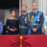 Dicke Luft: Wenige Wochen nach der Royal Wedding versammelte sich die Familie zum 100. Geburtstag der Royal Air Force Anfang Juli auf dem Balkon des Buckingham-Palasts. Zu dem Zeitpunkt gab es bereits Berichte und Gerüchte, die Sussexes und die Cambridges würden sich nicht verstehen