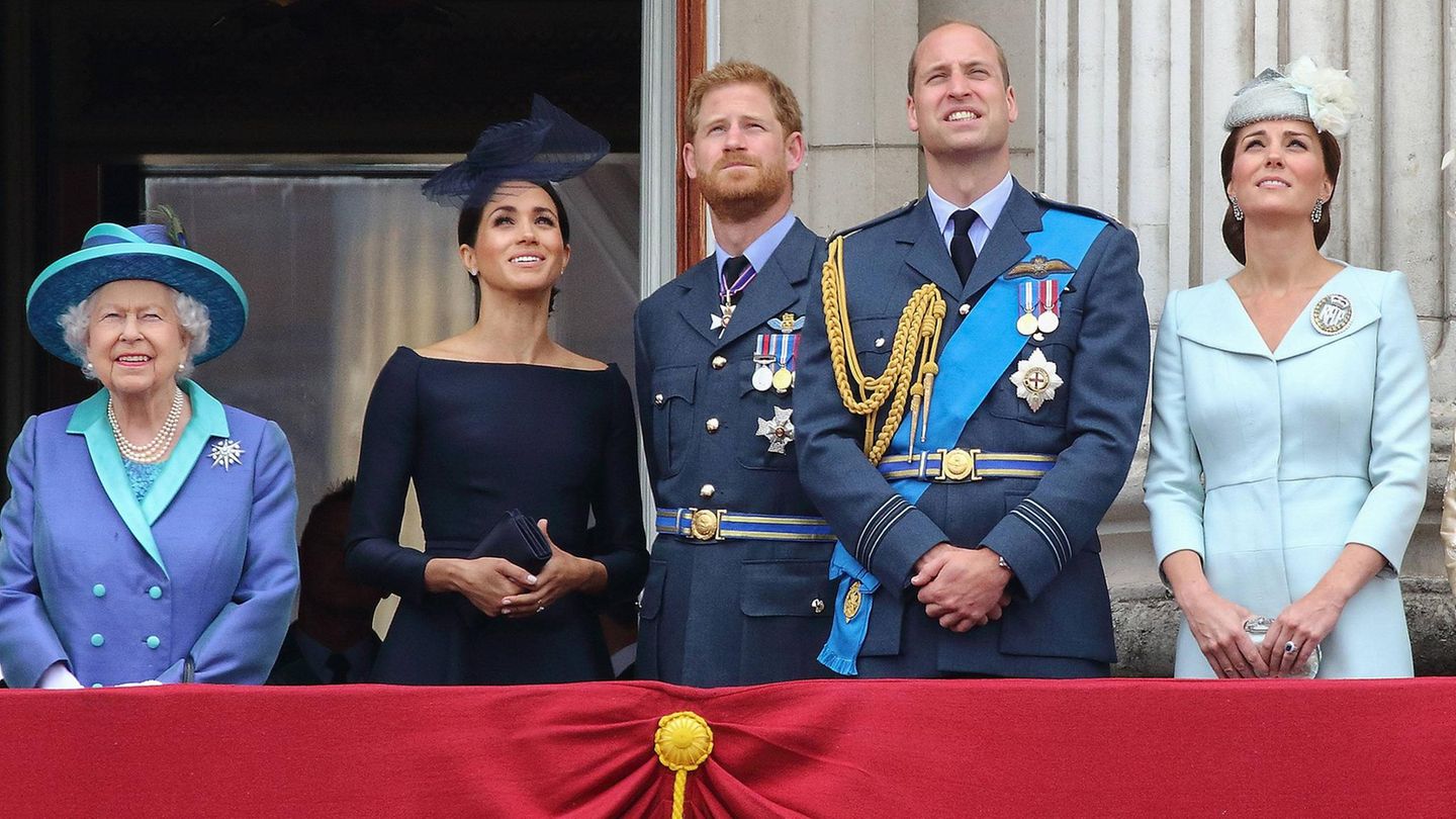 44. Geburtstag : Dicke Luft: Wenige Wochen nach der Royal Wedding versammelte sich die Familie zum 100. Geburtstag der Royal Air Force Anfang Juli auf dem Balkon des Buckingham-Palasts. Zu dem Zeitpunkt gab es bereits Berichte und Gerüchte, die Sussexes und die Cambridges würden sich nicht verstehen Dicke Luft: Wenige Wochen nach der Royal Wedding versammelte sich die Familie zum 100. Geburtstag der Royal Air Force Anfang Juli auf dem Balkon des Buckingham-Palasts. Zu dem Zeitpunkt gab es bereits Berichte und Gerüchte, die Sussexes und die Cambridges würden sich nicht verstehen