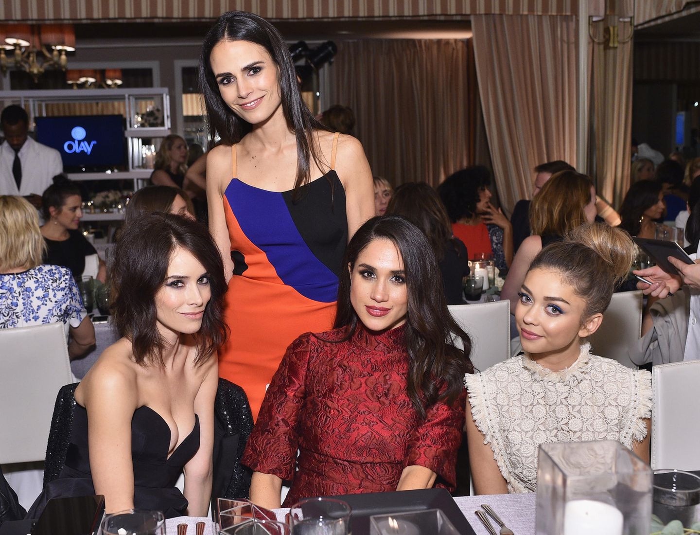 In diesem Jahr sollte sich für Meghan alles ändern – doch im Januar 2016 wusste Meghan Markle (2. v. r.) davon noch nichts, als sie mit ihren Schauspielkolleginnen Abigail Spencer, Jordana Brewster und Sarah Hyland bei einem Branchendinner feierte