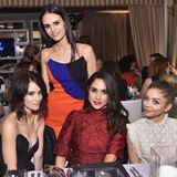 In diesem Jahr sollte sich für Meghan alles ändern – doch im Januar 2016 wusste Meghan Markle (2. v. r.) davon noch nichts, als sie mit ihren Schauspielkolleginnen Abigail Spencer, Jordana Brewster und Sarah Hyland bei einem Branchendinner feierte