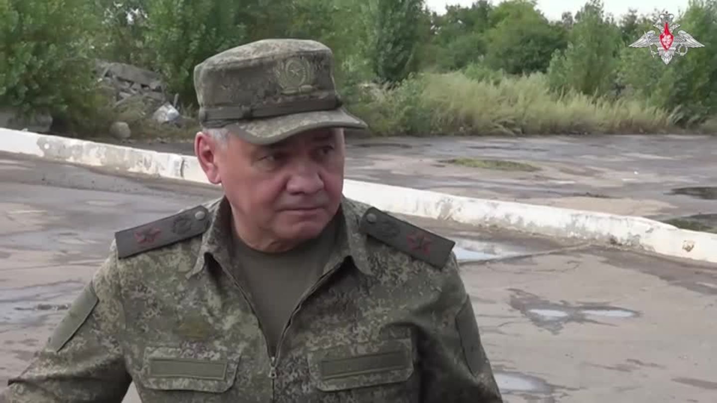 Video: Ukraine: Russischer Verteidigungsminister Schoigu besucht Front | STERN.de