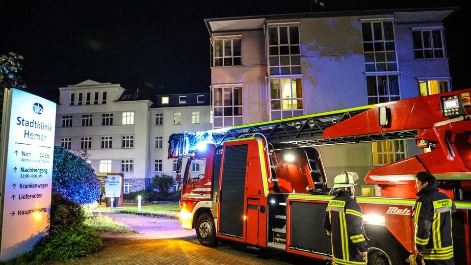 Feuerwehrauto vor der Klinik im Hemer