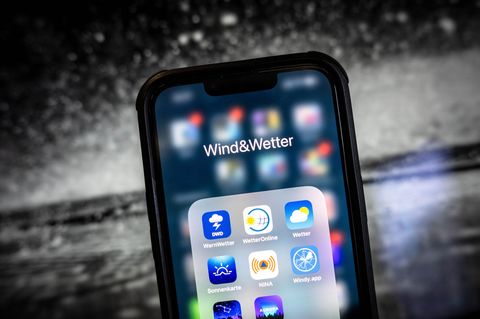 Verschiedene Wetter-Apps auf einem Smartphone