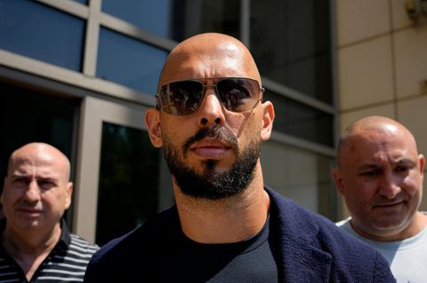 Andrew Tate, Unternehmer und ehemaliger Kickboxer aus den USA, verlässt ein Gericht in Bukarest