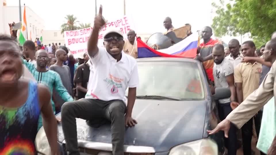 Video: Anhänger der Putschisten protestieren in Niger Video: Anhänger der Putschisten protestieren in Niger