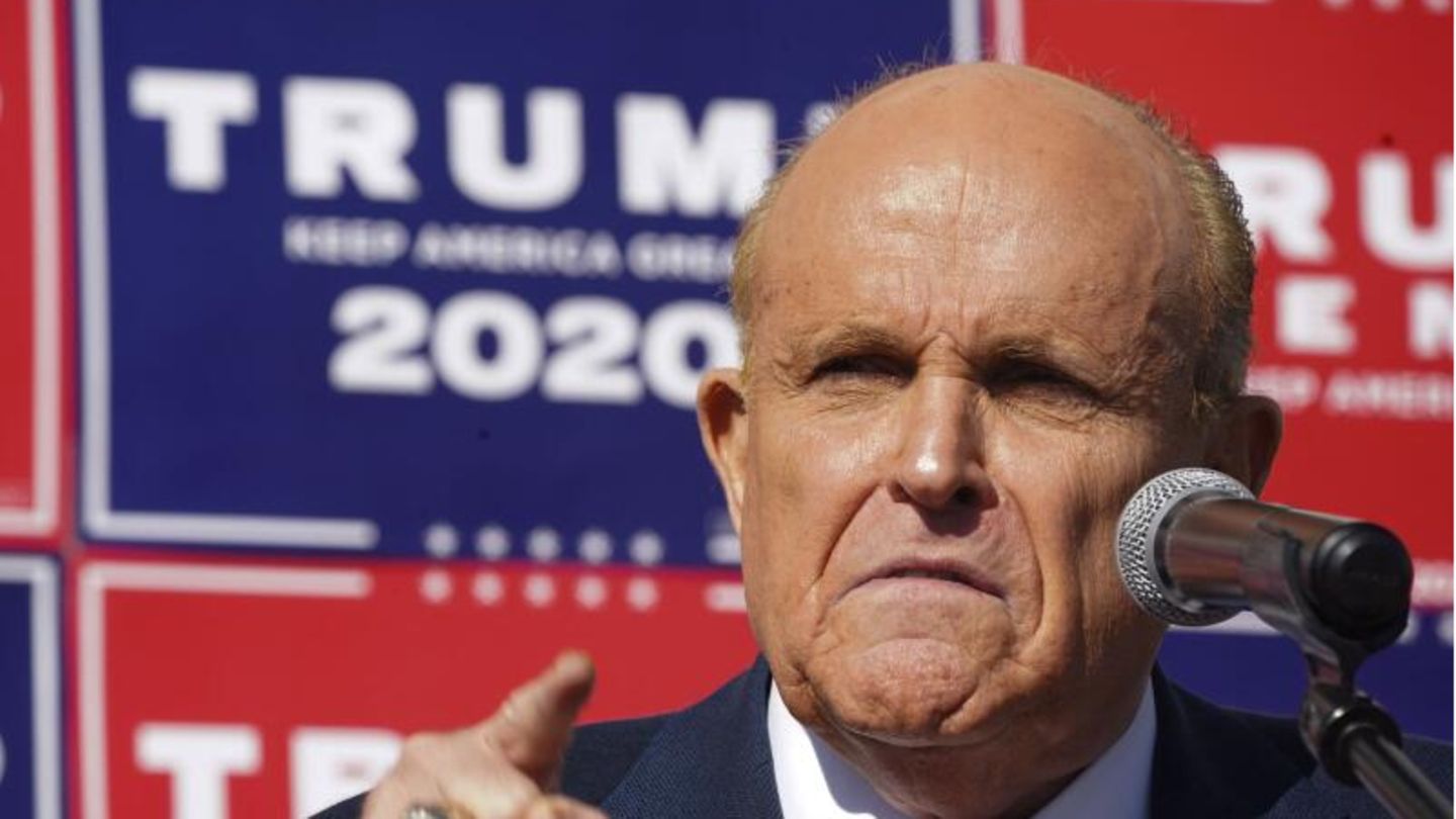 Rudy Giuliani, spricht auf einer Pressekonferenz auf dem Parkplatz einer Landschaftsbaufirma am 7. November 2020 in Philadelphia