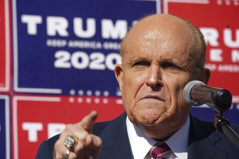 Rudy Giuliani, spricht auf einer Pressekonferenz auf dem Parkplatz einer Landschaftsbaufirma am 7. November 2020 in Philadelphia