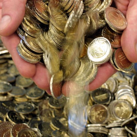 Zwei Handvoll 2-Euro-Münzen