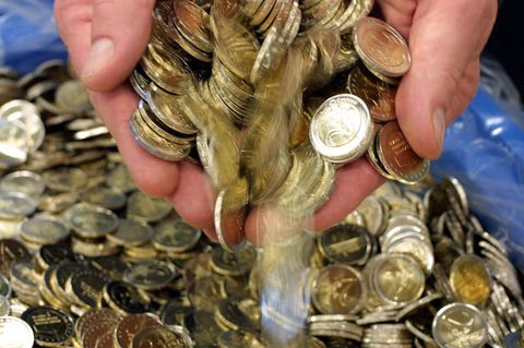 Zwei Handvoll 2-Euro-Münzen