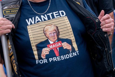 Demonstranten haben sich anlässlich der Anklageerhebung gegen Donald Trump vor dem Gericht in Washington versammelt