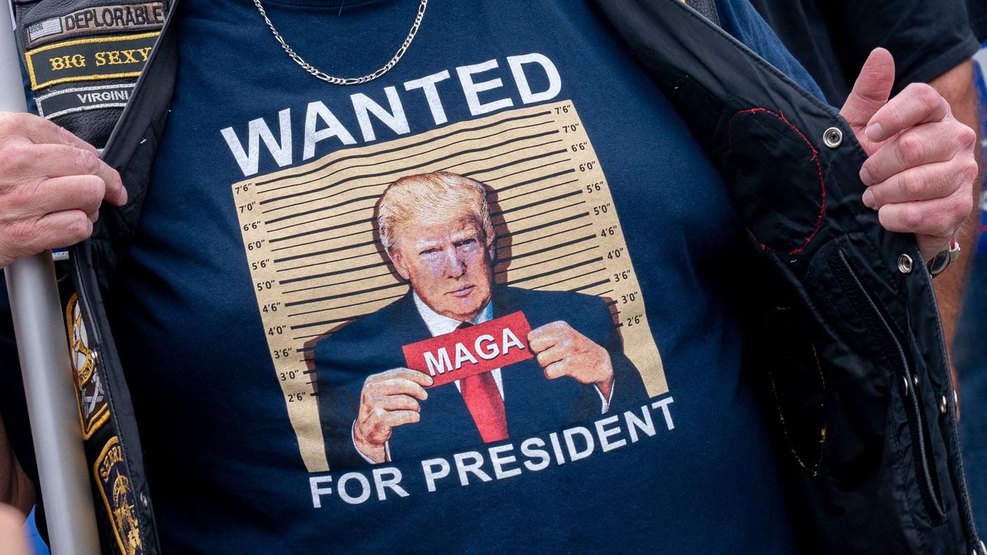 Demonstranten haben sich anlässlich der Anklageerhebung gegen Donald Trump vor dem Gericht in Washington versammelt