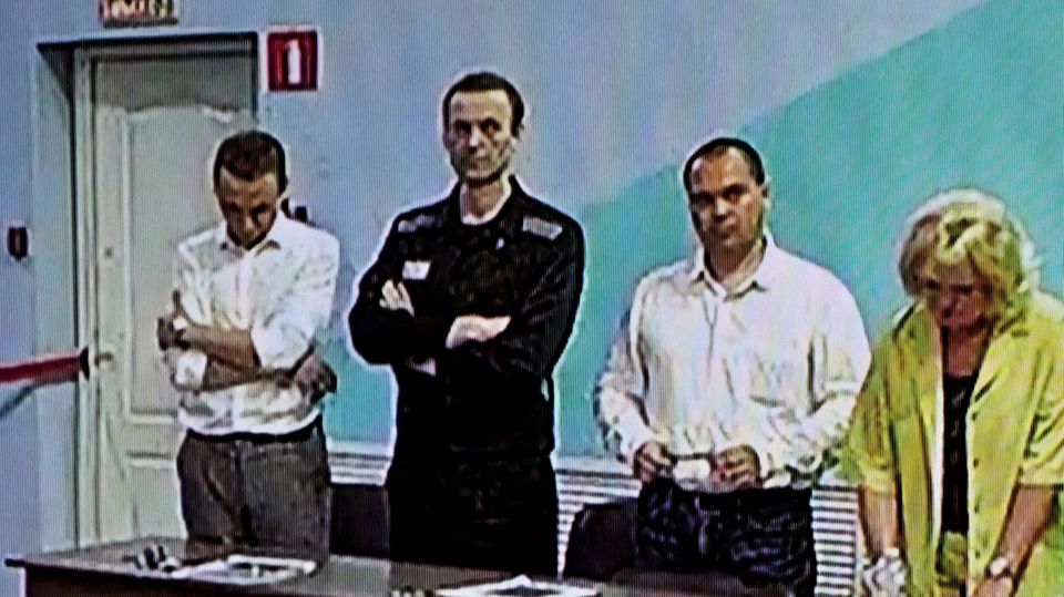 Auf einem Bildschirm ist der bereits inhaftierte russische Oppositionelle Alexej Nawalny (2. v.l.) zu sehen