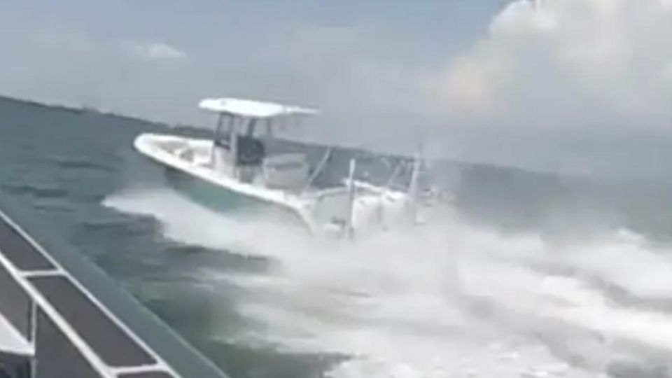 Mit Hochgeschwindigkeit: Geister-Boot wurde von der Polizei gestoppt Mit Hochgeschwindigkeit: Geister-Boot wurde von der Polizei gestoppt
