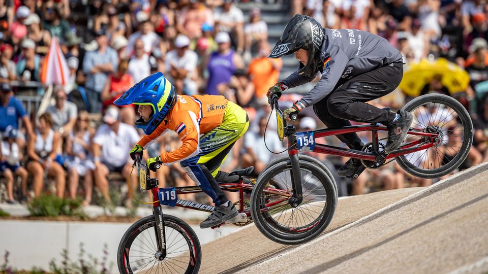 Zwei Jungs beim BMX Rennen