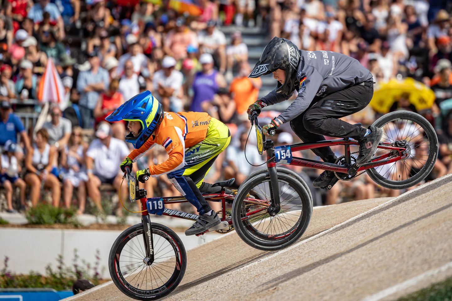 Zwei Jungs beim BMX Rennen