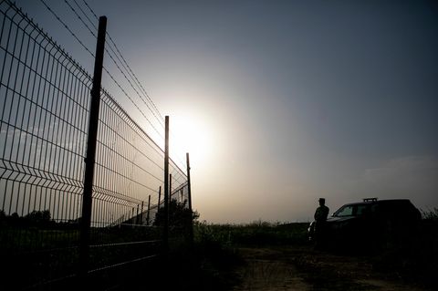 Ein litauischer Grenzschutzbeamter an der Grenze zwischen Belarus und Litauen