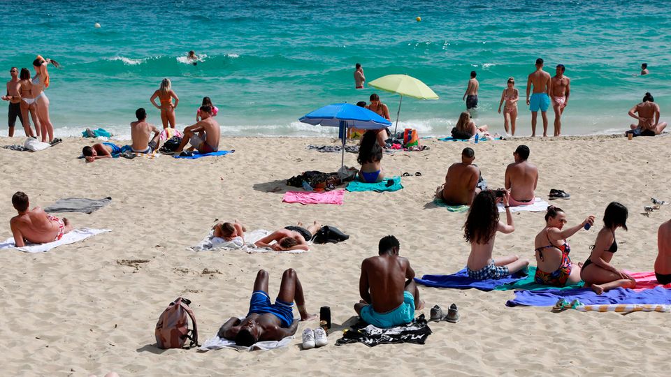 People enjoy a Tag am Strand in Palma de Mallorca