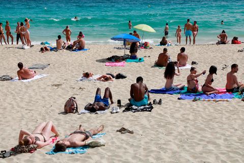 Menschen genießen einen Tag am Strand in Palma de Mallorca