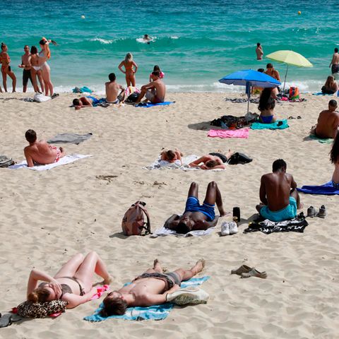 Menschen genießen einen Tag am Strand in Palma de Mallorca