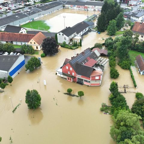Österreich: Diese Luftaufnahme zeigt ein überflutetes Wohngebiet.
