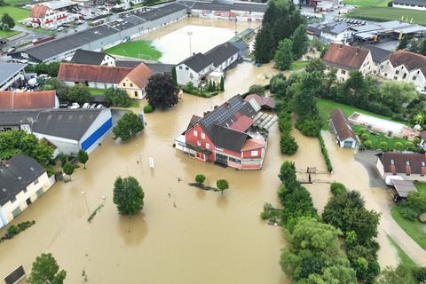 Österreich: Diese Luftaufnahme zeigt ein überflutetes Wohngebiet.