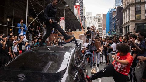 Jugendliche treten am Union Square in New York gegen geparkte Autos. Zuvor war die Situation um eine geplante Geschenkaktion zweier Influencer eskaliert.