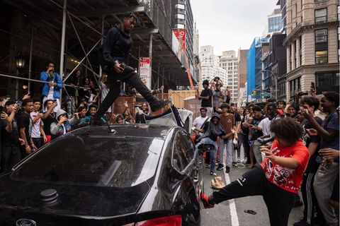 Jugendliche treten am Union Square in New York gegen geparkte Autos. Zuvor war die Situation um eine geplante Geschenkaktion zweier Influencer eskaliert.
