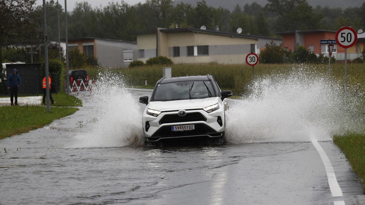 Auto überflütete Straße