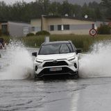 Auto überflütete Straße