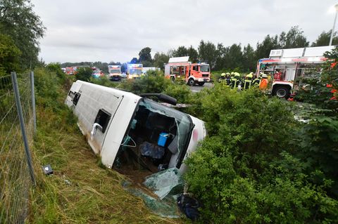Der aus Österreich kommende Reisebus war auf der A2 bei Peine in einen Graben gefahren und umgekippt.