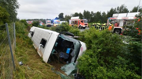 Der aus Österreich kommende Reisebus war auf der A2 bei Peine in einen Graben gefahren und umgekippt.
