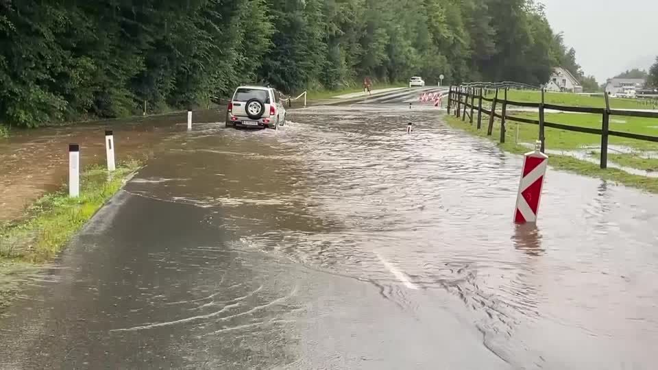 Video: Erdrutsche und Überschwemmungen in Österreich