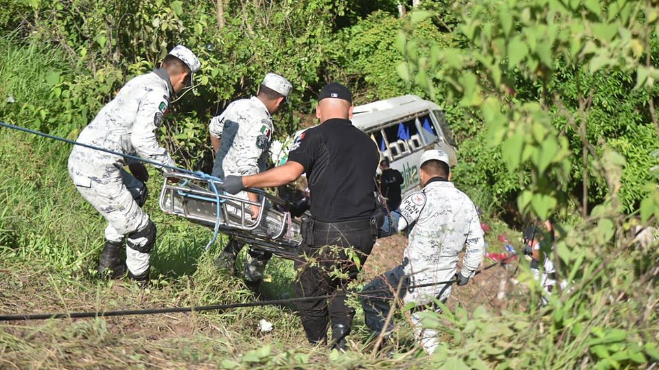 Rettungskräfte am Unfallort in Mexiko