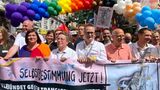 Auch Politikerinnen und Politiker beteiligten sich bei der Parade mit Botschaft