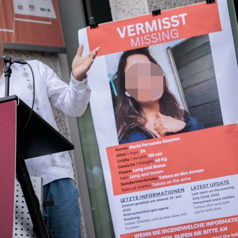 Francisco Quiroga, mexikanischer Botschafter in Berlin, spricht bei einer Solidaritätskundgebung