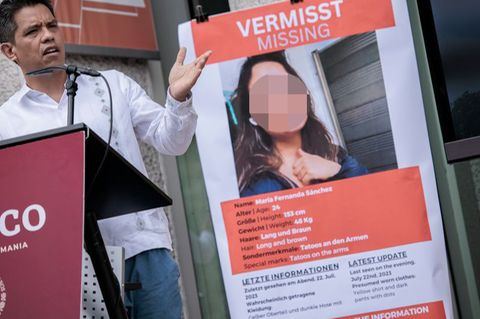 Francisco Quiroga, mexikanischer Botschafter in Berlin, spricht bei einer Solidaritätskundgebung